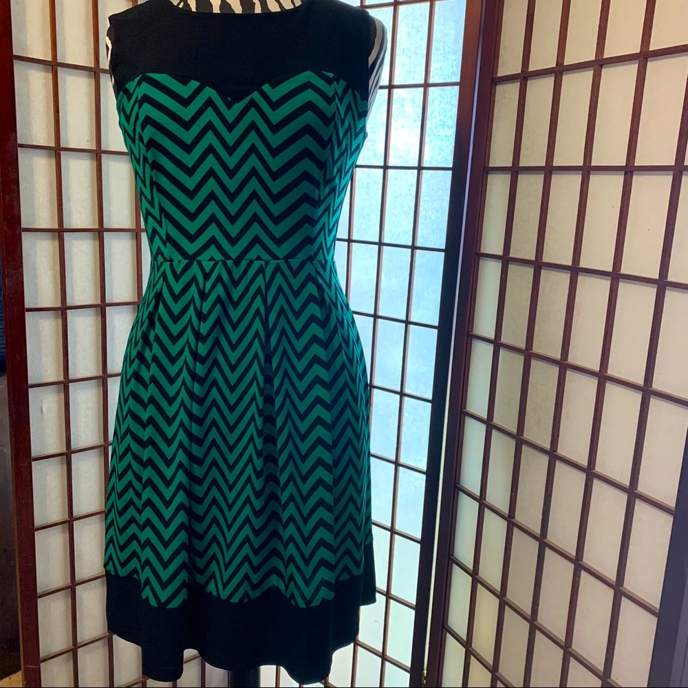 Chevron Print Knit dress. Green and black. 8